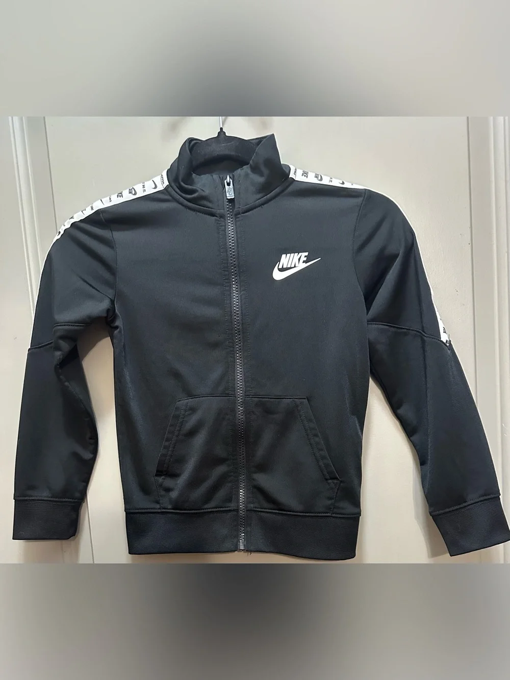 Nike Size M (5/6) Black/White Zip Front Jacket EUC
